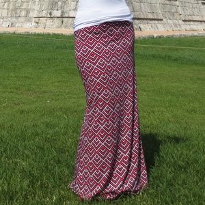 💕2/$20 OR $15💕BCBGMAXAZRIA ABSTRACT MAXI SKIRT